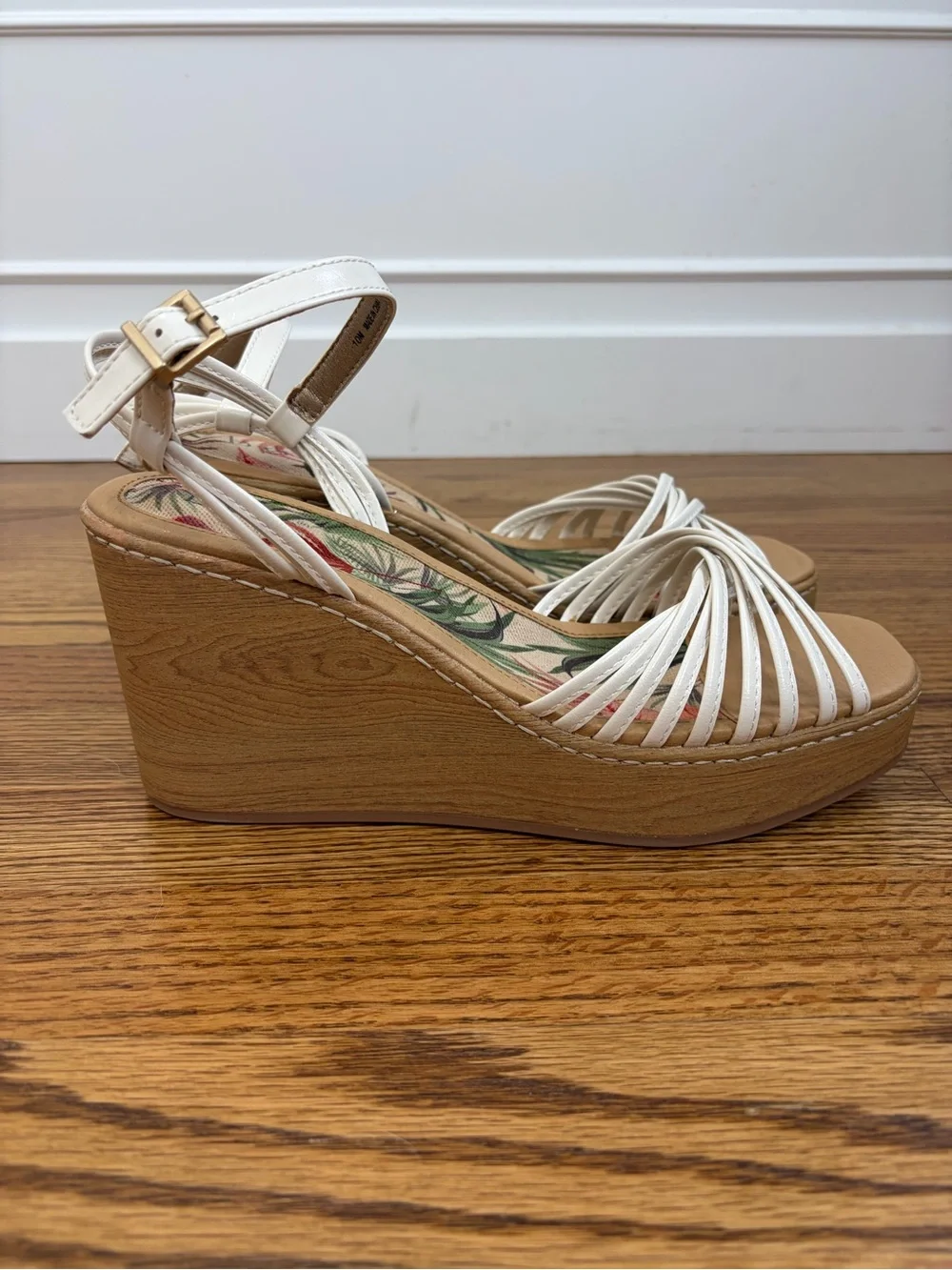 NWOB b.ø.c. Catalina White Wedge Sandals (10)